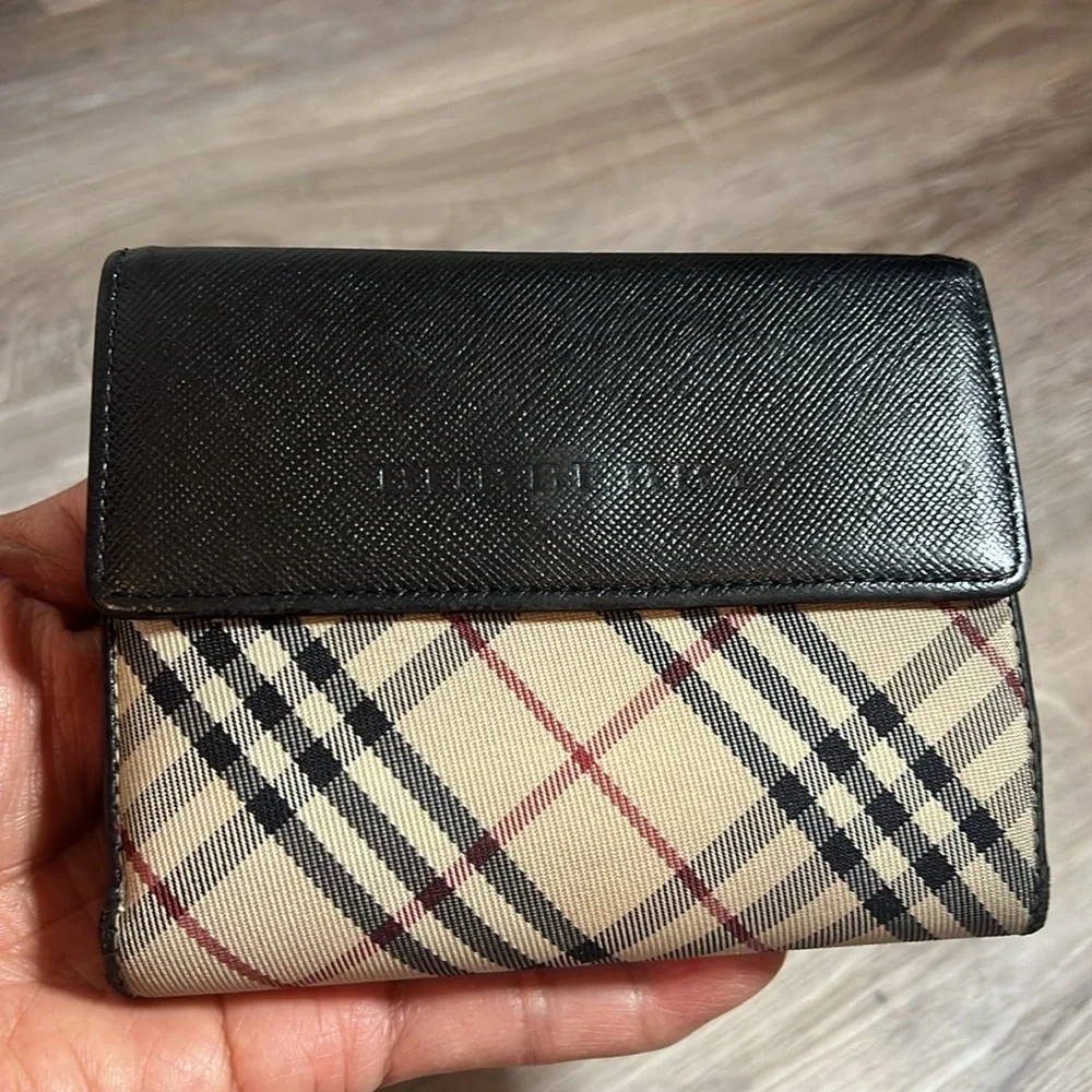 Pre loved Burberry wallet - Picture 3 of 10